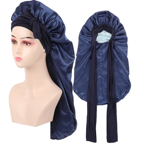Bonnet de nuit long en satin bleu marine avec larges bandes élastiques pour les cheveux