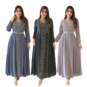 Comparaison détaillée de robes en mousseline à col en V en gris, vert et violet