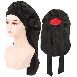 Bonnet de nuit long en satin noir avec doublure rouge foncé et ruban décoratif