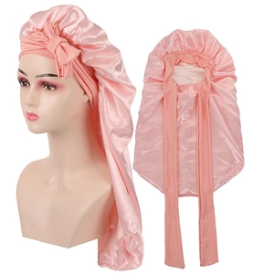 Vue détaillée du bonnet de nuit long en satin pour cheveux bouclés avec large bande et nœud
