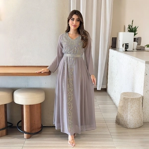Détails de broderie perlée et strass sur robe de soirée en mousseline à col en V