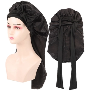 Bonnet de nuit en satin noir avec large bande et longue queue pour protéger les cheveux