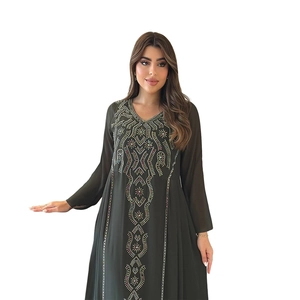 Détail de l'abaya vert foncé avec broderies et perles colorées complexes sur le décolleté