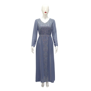 Détail de robe abaya en mousseline de perles avec broderie strass colorée et col en V
