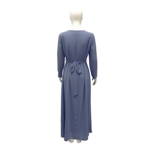 Vue arrière de la robe longue en mousseline avec nœud à la taille et jupe fluide