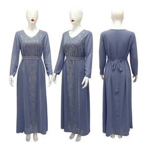 Détails de la robe en mousseline gris-bleu avec broderie perlée et ceinture assortie