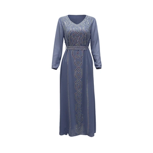 Détail de la robe abaya longue à col en V avec strass colorés et ceinture