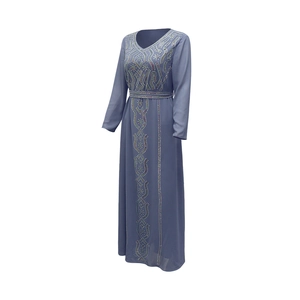 Détails d'une robe Abaya bleu-gris à col en V avec des motifs complexes en strass et perles