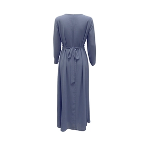 Vue de dos robe longue élégante avec taille nouée et manches longues en bleu poudré