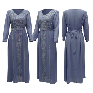 Détail de la robe Abaya bleue avec décolleté en V et motifs géométriques en strass raffinés