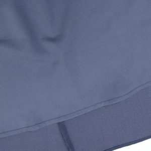 Détail du tissu en mousseline bleu poudré avec finition d'ourlet à double couture pro