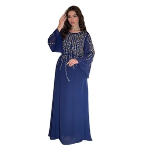 Dettaglio del maxi abito in chiffon blu scuro con frange di paillettes argentate