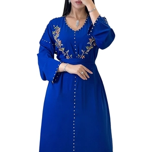 Dettaglio dell'abito blu reale con scollo a V e ricami floreali in perline e paillettes