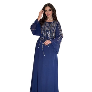 Dettaglio di nappe di paillettes e decorazioni di perline su abito lungo in chiffon blu