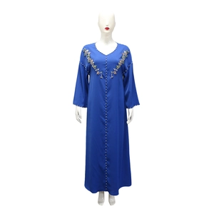 Dettaglio di ricami floreali e paillettes sullo scollo a V del vestito lungo blu