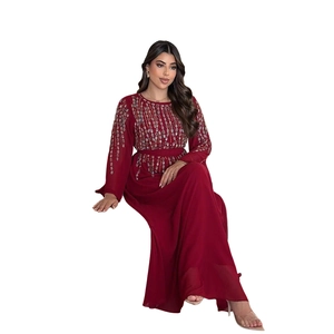 Dettaglio macro di paillettes d'argento e ricami in rilievo sul vestito di chiffon