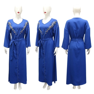 Dettaglio abaya blu navy con scollo a V, perline bianche e ricami floreali sulle spalle