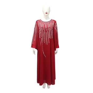 Dettaglio del vestito lungo rosso in chiffon con decorazioni di strass argentati