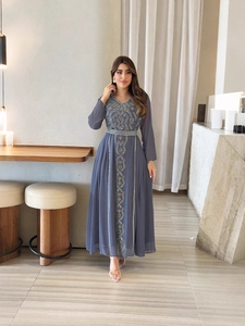 Robe longue élégante en mousseline bleu-gris avec broderie dorée et col en V