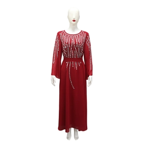 Dettaglio di motivi in strass argento su un abito lungo in chiffon rosso scuro