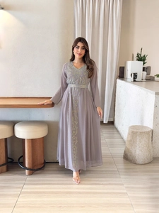 Robe Abaya élégante en mousseline mauve avec broderie dorée et ceinture à la taille