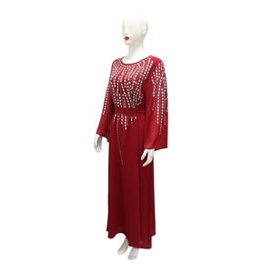 Dettaglio di abito in chiffon rosso con motivi di strass argentati su collo e polsini