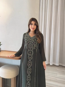 Robe caftan élégante vert olive en mousseline avec broderie ethnique et strass brillants