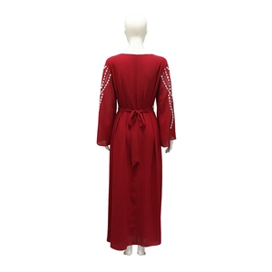 Vista posteriore di un abito lungo in chiffon rosso con strass argentati sulle maniche