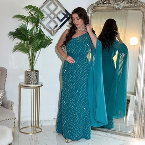 Vue détaillée du dos de la robe de soirée à paillettes bleu paon avec cape et ceinture