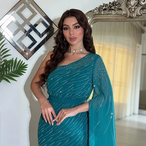 Détails des paillettes argentées sur la robe en mousseline de couleur canard