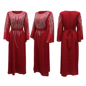 Dettagli del vestito lungo in chiffon rosso con strass argentati su collo e maniche