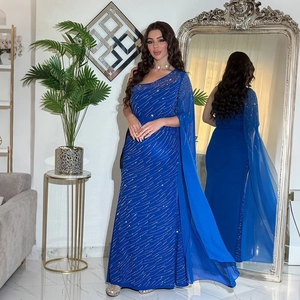 Détail de la robe asymétrique bleu roi avec strass scintillants et cape latérale fluide