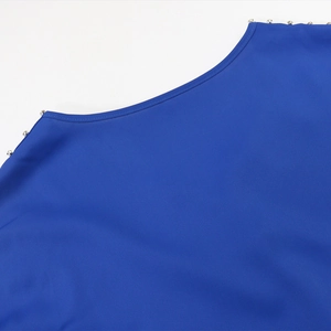 Dettaglio vestito blu reale con scollo a V, cuciture rifinite e strass brillanti