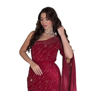 Détail d'une robe mousseline bordeaux à une épaule avec rayures pailletées et ceinture