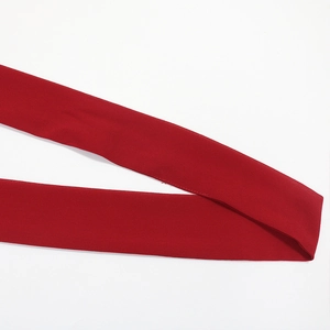 Dettaglio del laccio in chiffon rosso per abiti con cuciture fini e tessuto vivace
