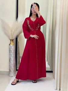 Elegante abito lungo rosso con scollo a V, ricami floreali e perle sulle maniche