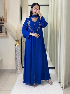 Abito abaya blu scuro con scollo a V, ricamo floreale e dettagli di perline dorate