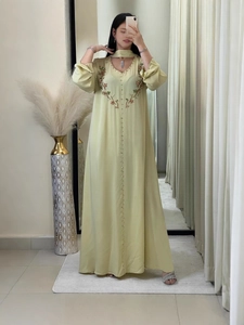 Abito kaftan lungo verde chiaro con scollo a V, ricamo floreale e sciarpa abbinata