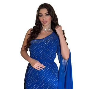 Détail de la robe bleu marine à une épaule avec strass argentés et ceinture assortie