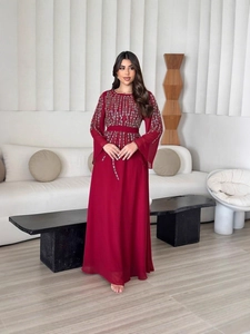 Abito lungo in chiffon rosso bordeaux con ricamo di paillettes d'argento sulle maniche