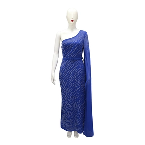 Détail d'une robe mousseline bleu roi à une épaule avec strass argentés et ceinture