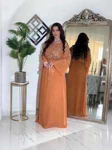 Elegante abito lungo in chiffon arancione con ricamo di paillettes argento e maniche a campana