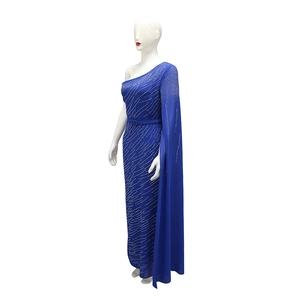 Détail d'une robe asymétrique en mousseline marine avec rayures en strass et ceinture