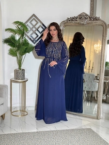 Elegante abito abaya lungo in chiffon blu scuro con maniche lunghe e paillettes argento