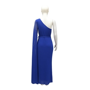 Détail du dos d'une robe longue bleu marine à une épaule avec ornements en strass