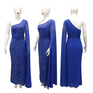 Détail de robe en mousseline bleu roi avec strass et manche cape sur fond blanc