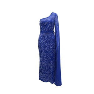 Détail de la robe de soirée bleu roi asymétrique avec sequins argentés et manche cape longue