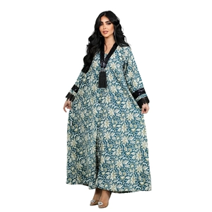 Detailed view of the V-neck with sequins, tassel charms and floral patterns on the kaftan