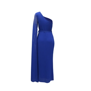 Détail de robe en mousseline bleu royal avec strass argentés sur la manche cape