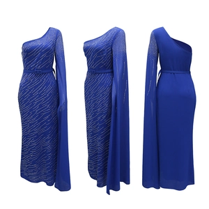 Vue en trois dimensions de la robe de soirée bleu roi asymétrique à strass et cape longue